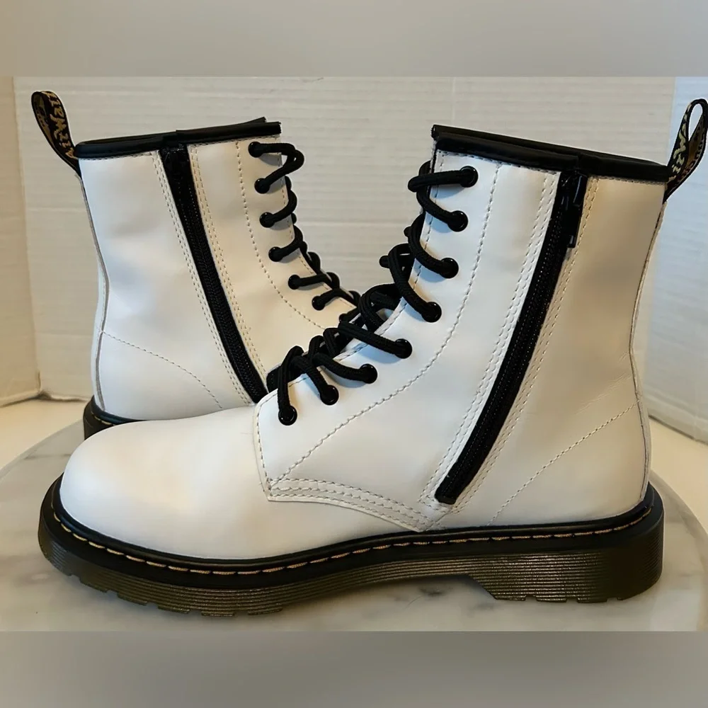 NWOT Dr. MARTENS WHITE JADON BOOT SMOOTH LEATHER PLATFORM GENDER NEUTRAL M6 W7